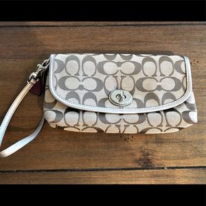 Coach Wristlet Classic Brown C Pattern